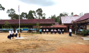 LATIHAN PERSIAPAN UPACARA BENDERA 9B